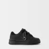Skatersneakers med nyckelringdetalj Skatersneakers med nyckelringdetalj