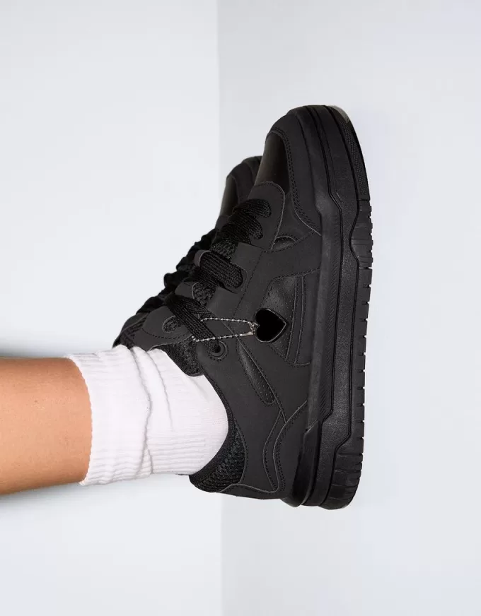 Skatersneakers med nyckelringdetalj Skatersneakers med nyckelringdetalj