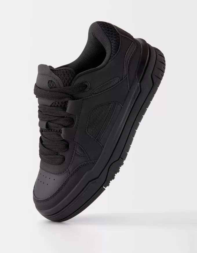 Skatersneakers med nyckelringdetalj Skatersneakers med nyckelringdetalj