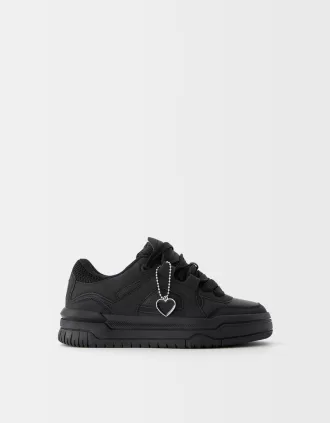 Skatersneakers med nyckelringdetalj