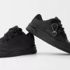 Skatersneakers med nyckelringdetalj Skatersneakers med nyckelringdetalj