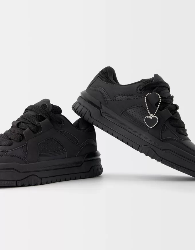 Skatersneakers med nyckelringdetalj Skatersneakers med nyckelringdetalj