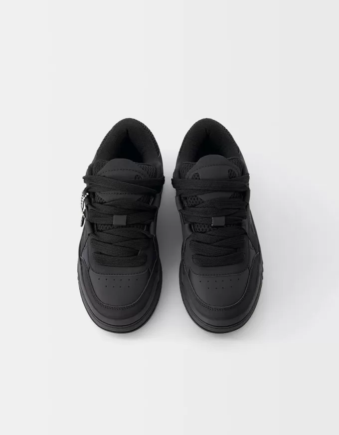 Skatersneakers med nyckelringdetalj Skatersneakers med nyckelringdetalj