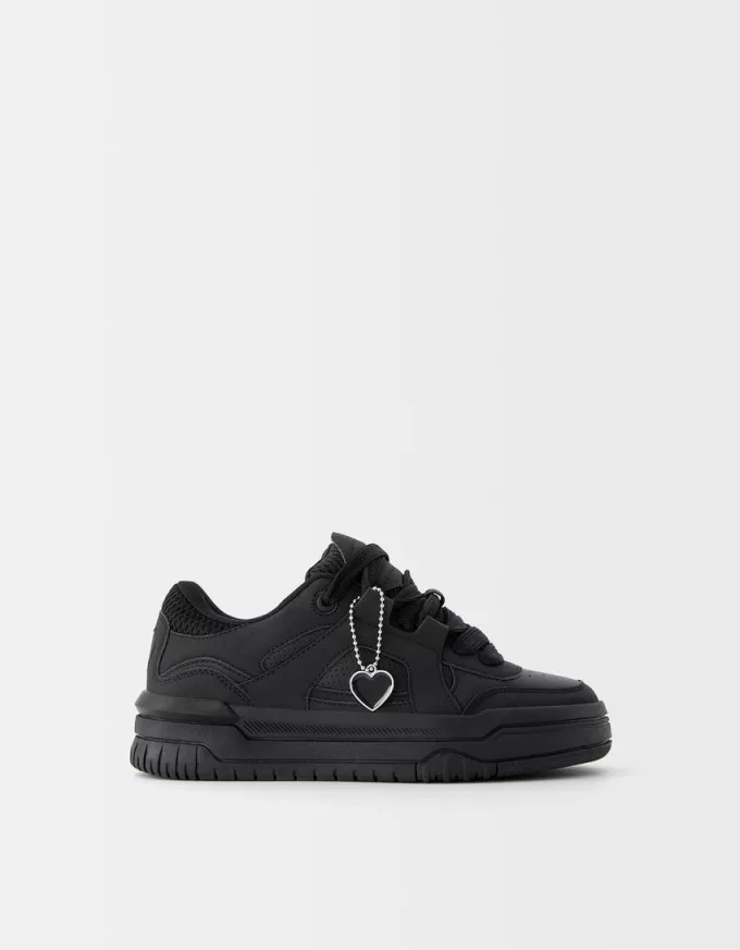 Skatersneakers med nyckelringdetalj Skatersneakers med nyckelringdetalj