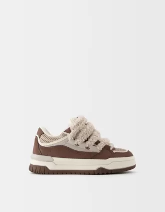 Skatersneakers med plyschsnören