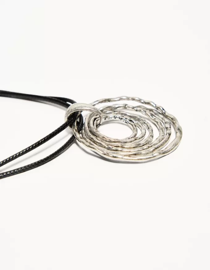 Sladdhalsband med hänge Sladdhalsband med hänge