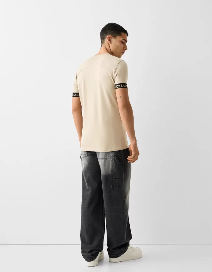 Slim-fit kortärmad T-shirt med randig detalj Slim-fit kortärmad T-shirt med randig detalj
