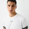 Slim-fit kortärmad T-shirt med randig detalj Slim-fit kortärmad T-shirt med randig detalj