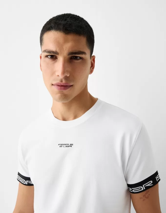 Slim-fit kortärmad T-shirt med randig detalj Slim-fit kortärmad T-shirt med randig detalj