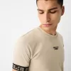Slim-fit kortärmad T-shirt med randig detalj Slim-fit kortärmad T-shirt med randig detalj