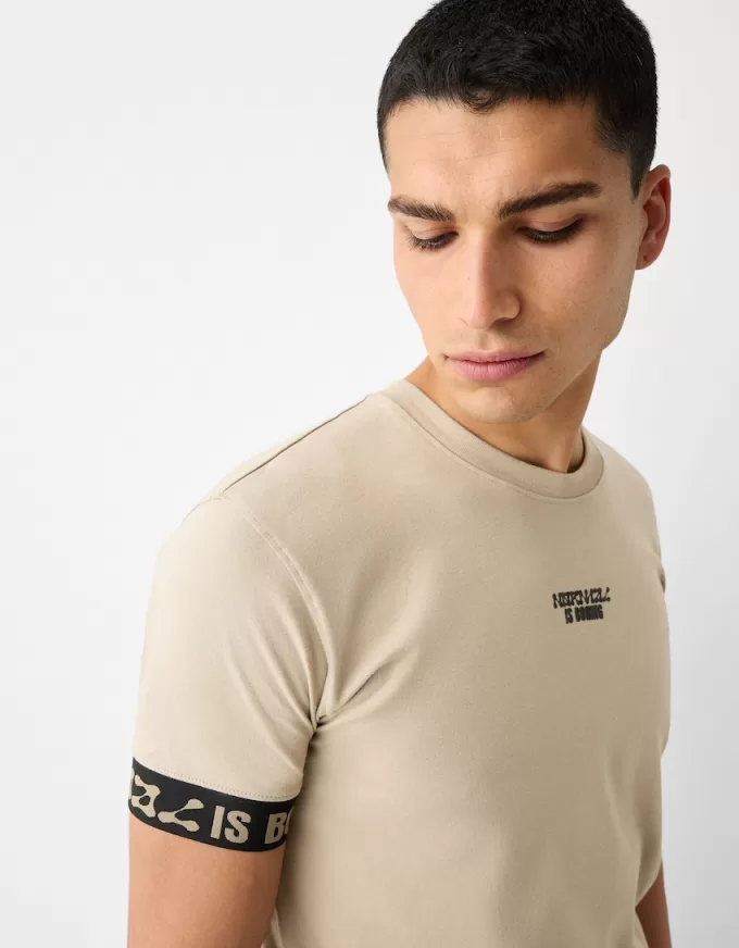 Slim-fit kortärmad T-shirt med randig detalj Slim-fit kortärmad T-shirt med randig detalj