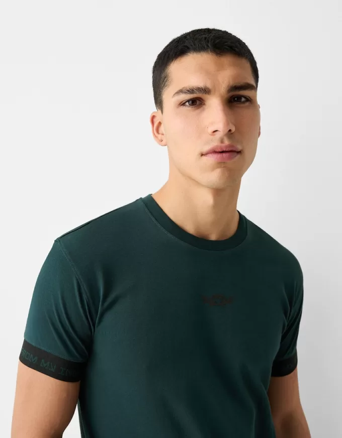 Slim-fit kortärmad T-shirt med randig detalj Slim-fit kortärmad T-shirt med randig detalj