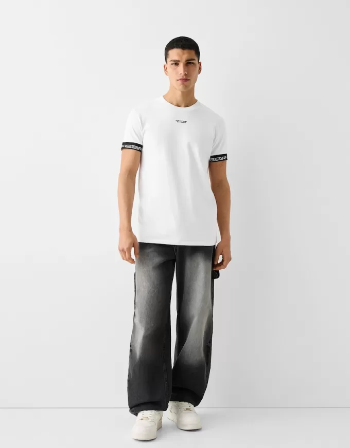 Slim-fit kortärmad T-shirt med randig detalj Slim-fit kortärmad T-shirt med randig detalj