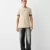 Slim-fit kortärmad T-shirt med randig detalj Slim-fit kortärmad T-shirt med randig detalj
