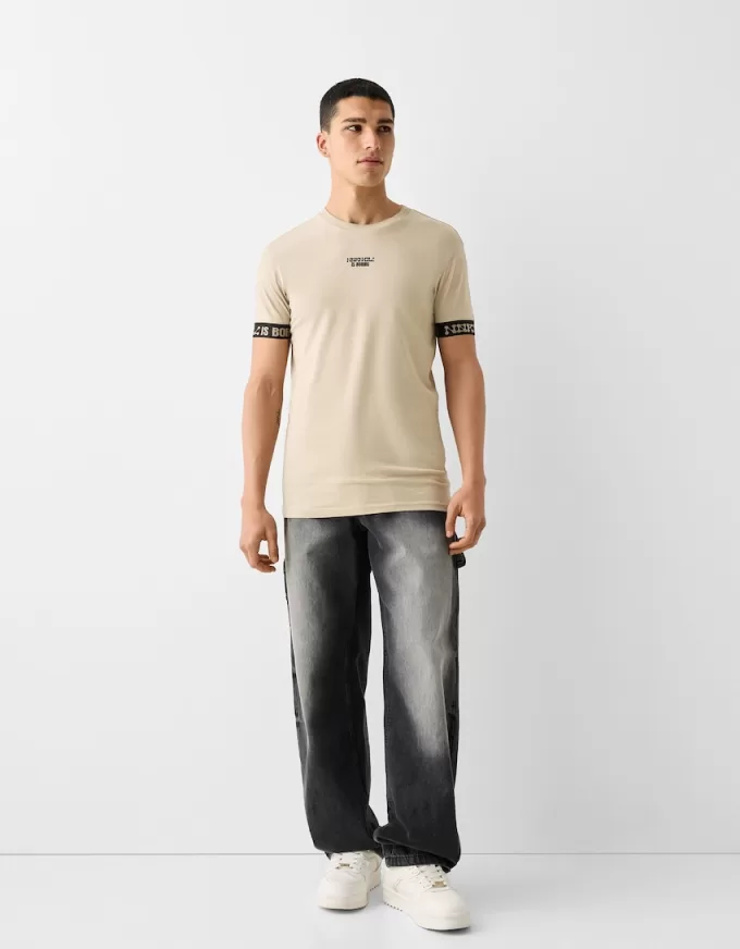 Slim-fit kortärmad T-shirt med randig detalj Slim-fit kortärmad T-shirt med randig detalj