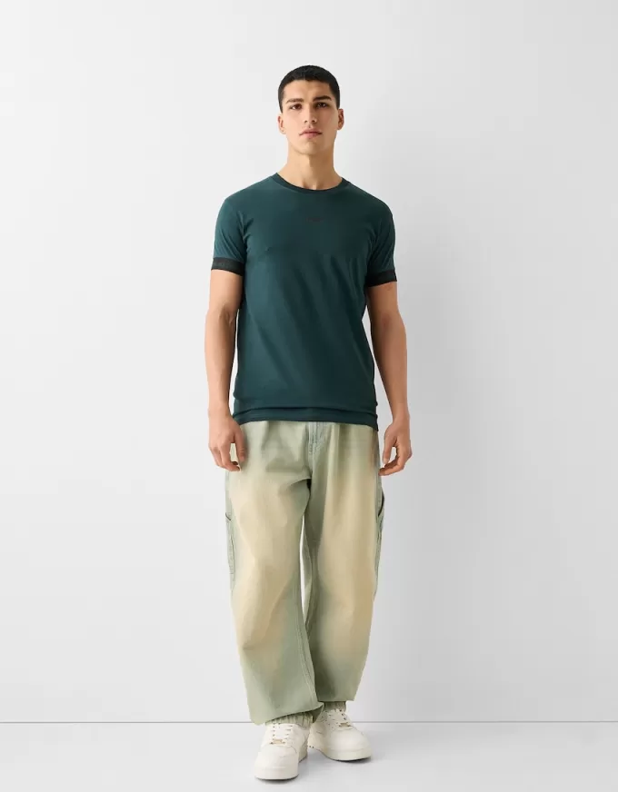 Slim-fit kortärmad T-shirt med randig detalj Slim-fit kortärmad T-shirt med randig detalj