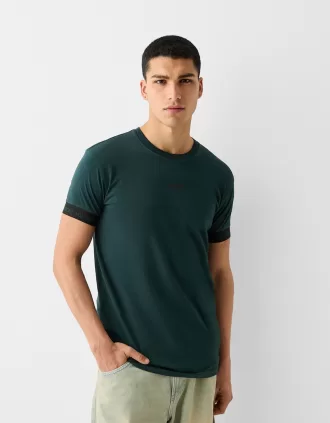Slim-fit kortärmad T-shirt med randig detalj
