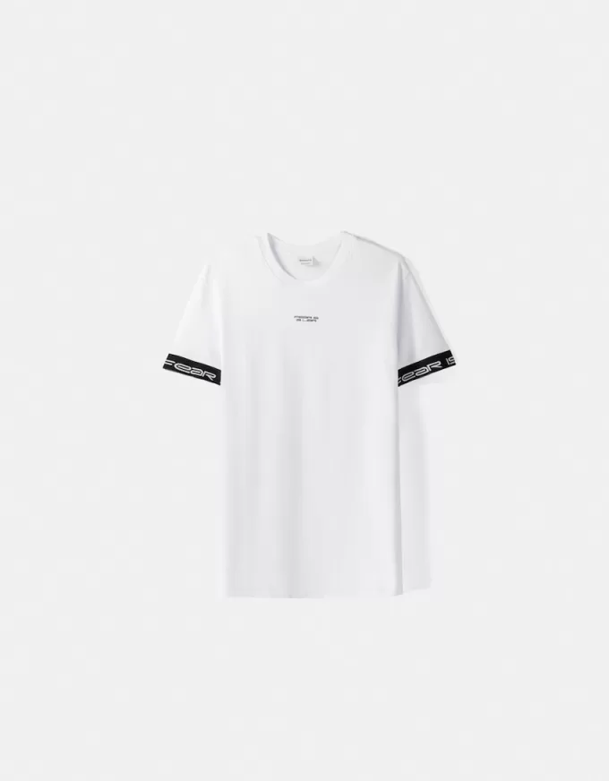 Slim-fit kortärmad T-shirt med randig detalj Slim-fit kortärmad T-shirt med randig detalj