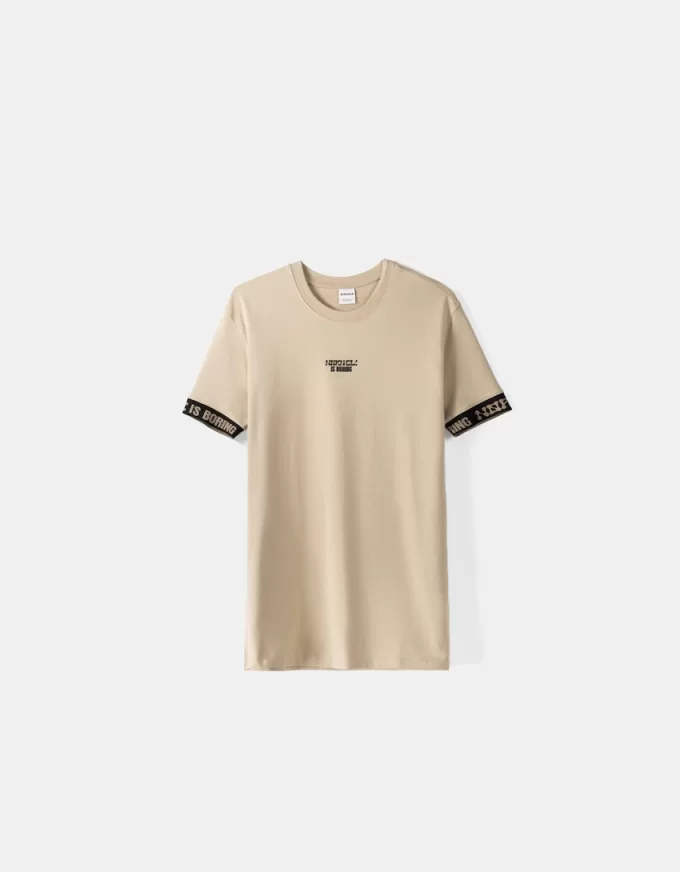 Slim-fit kortärmad T-shirt med randig detalj Slim-fit kortärmad T-shirt med randig detalj