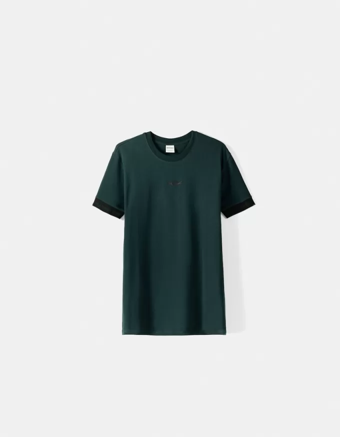 Slim-fit kortärmad T-shirt med randig detalj Slim-fit kortärmad T-shirt med randig detalj