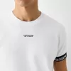 Slim-fit kortärmad T-shirt med randig detalj Slim-fit kortärmad T-shirt med randig detalj