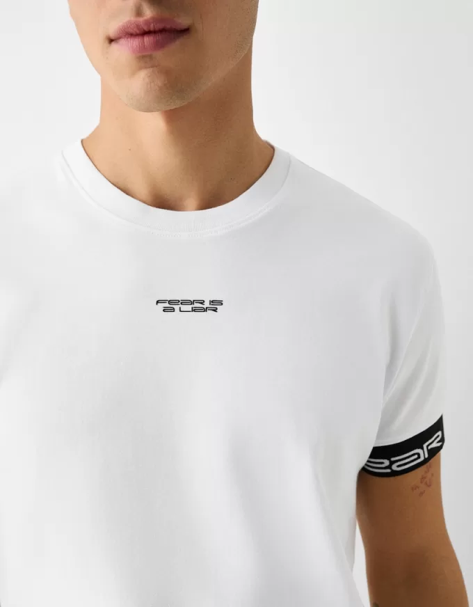 Slim-fit kortärmad T-shirt med randig detalj Slim-fit kortärmad T-shirt med randig detalj