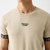 Slim-fit kortärmad T-shirt med randig detalj Slim-fit kortärmad T-shirt med randig detalj