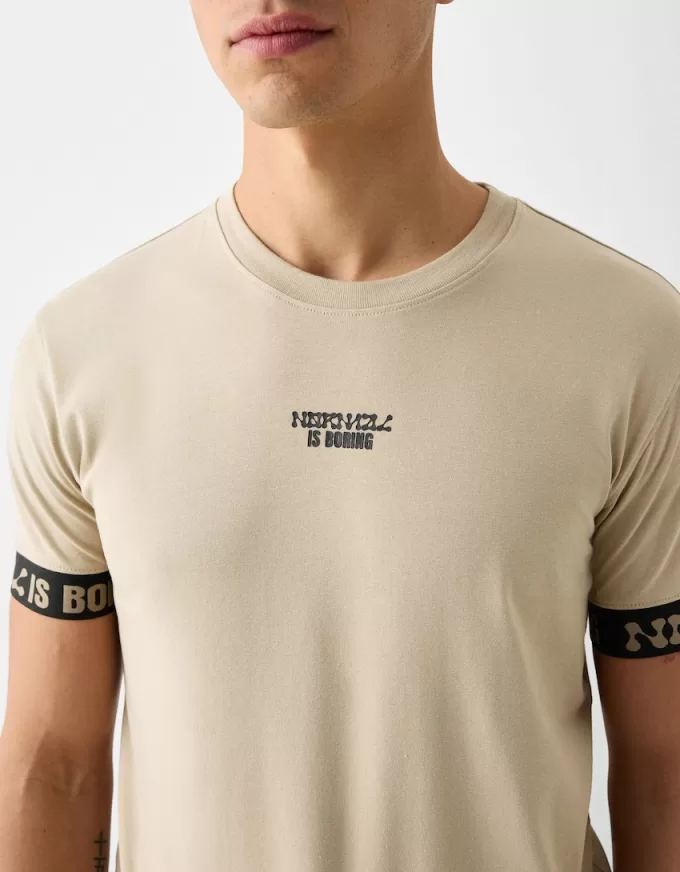 Slim-fit kortärmad T-shirt med randig detalj Slim-fit kortärmad T-shirt med randig detalj