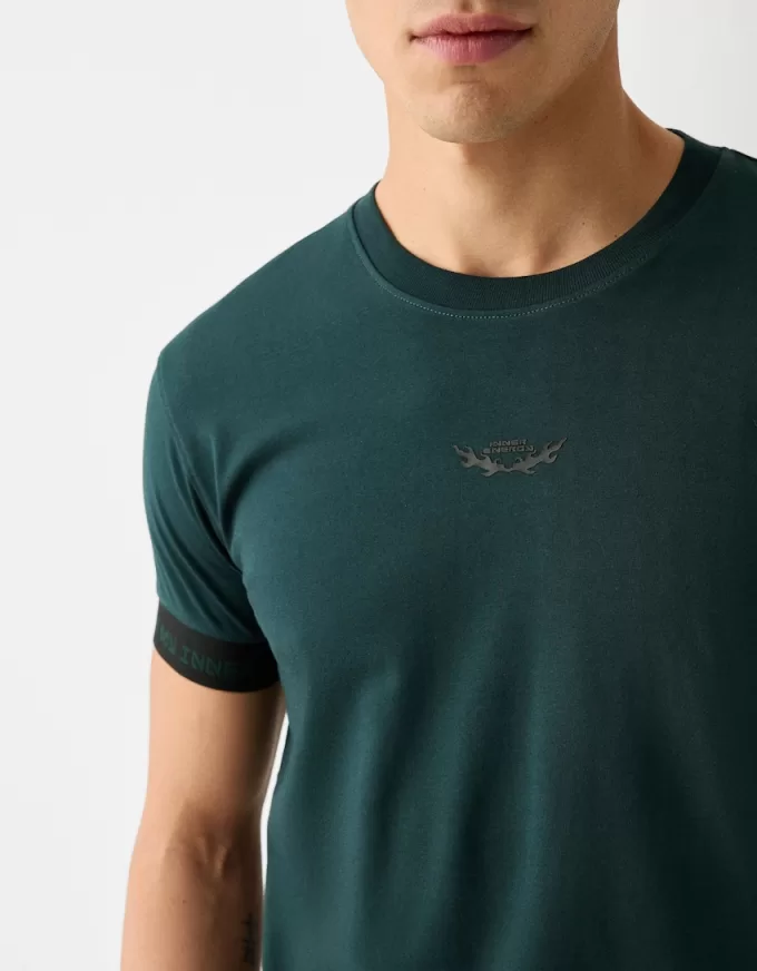 Slim-fit kortärmad T-shirt med randig detalj Slim-fit kortärmad T-shirt med randig detalj