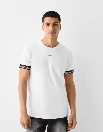 Slim-fit kortärmad T-shirt med randig detalj