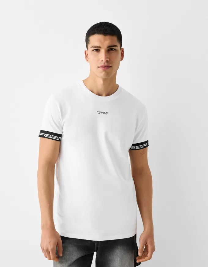 Slim-fit kortärmad T-shirt med randig detalj Slim-fit kortärmad T-shirt med randig detalj