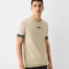 Slim-fit kortärmad T-shirt med randig detalj Slim-fit kortärmad T-shirt med randig detalj