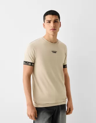 Slim-fit kortärmad T-shirt med randig detalj