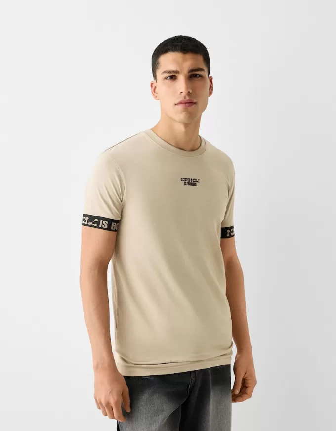 Slim-fit kortärmad T-shirt med randig detalj Slim-fit kortärmad T-shirt med randig detalj
