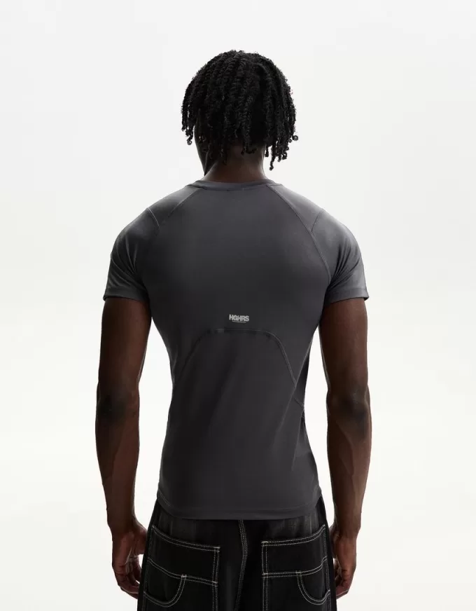 Slim-fit kortärmad T-shirt med sömmar Slim-fit kortärmad T-shirt med sömmar
