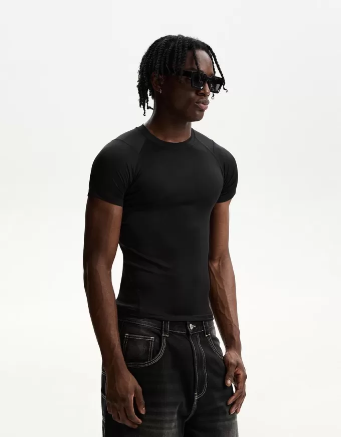 Slim-fit kortärmad T-shirt med sömmar Slim-fit kortärmad T-shirt med sömmar