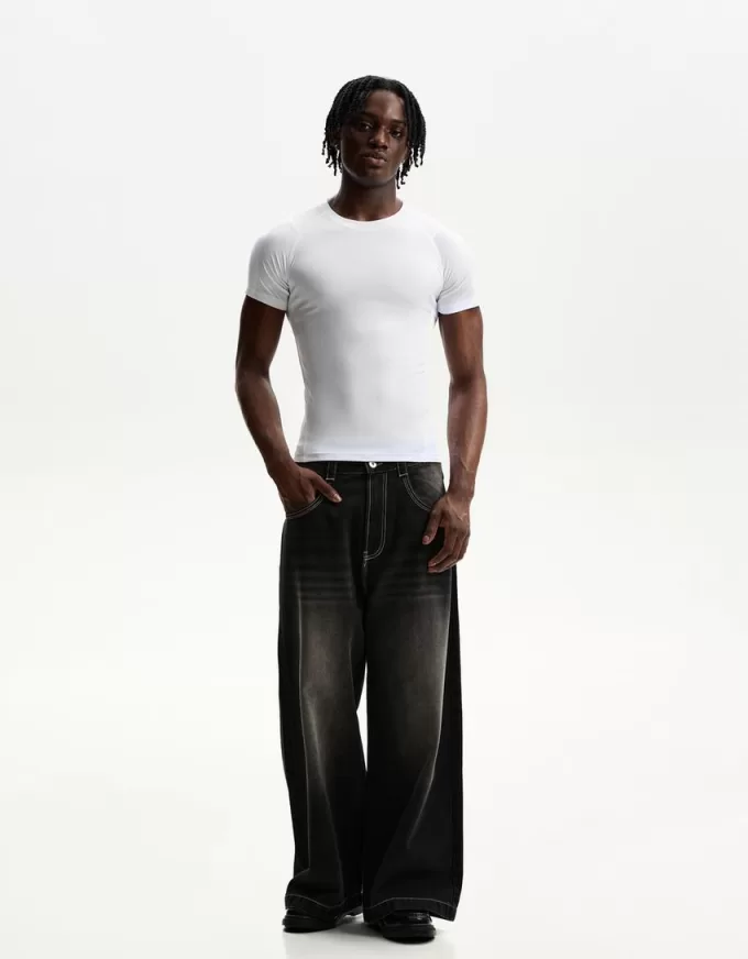 Slim-fit kortärmad T-shirt med sömmar Slim-fit kortärmad T-shirt med sömmar