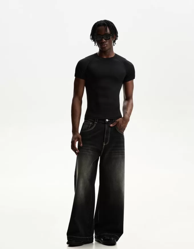 Slim-fit kortärmad T-shirt med sömmar Slim-fit kortärmad T-shirt med sömmar