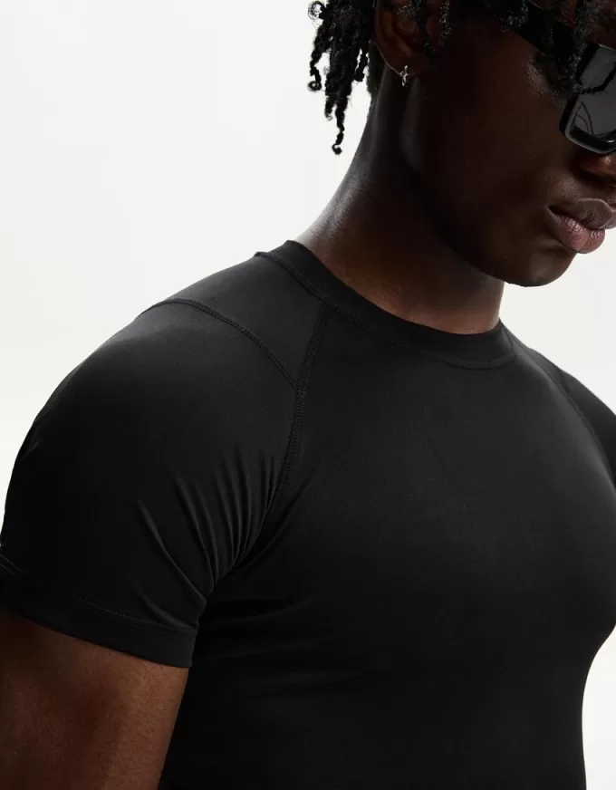 Slim-fit kortärmad T-shirt med sömmar Slim-fit kortärmad T-shirt med sömmar