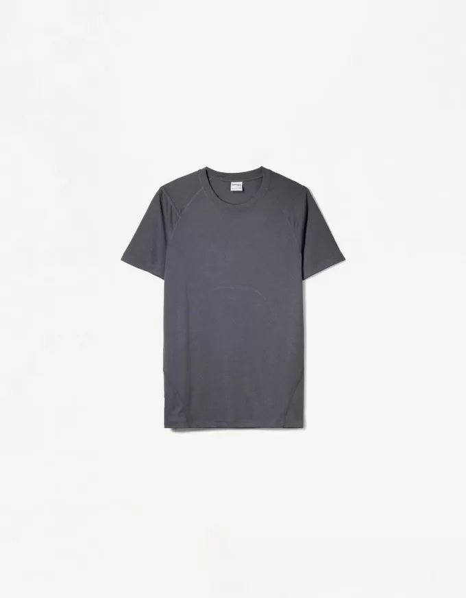 Slim-fit kortärmad T-shirt med sömmar Slim-fit kortärmad T-shirt med sömmar