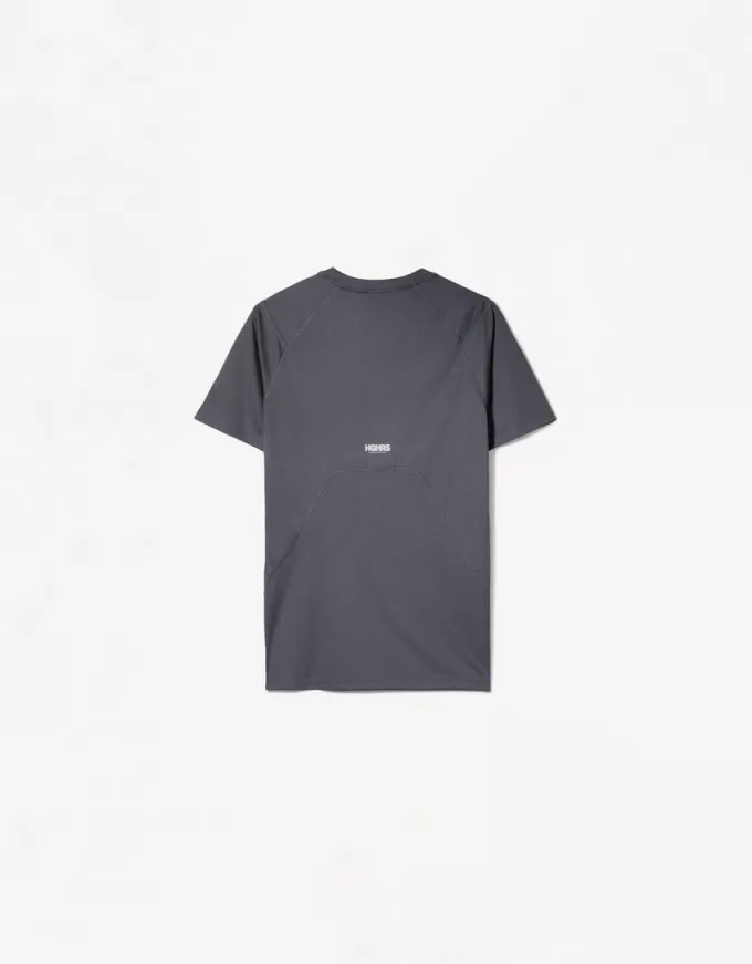 Slim-fit kortärmad T-shirt med sömmar Slim-fit kortärmad T-shirt med sömmar