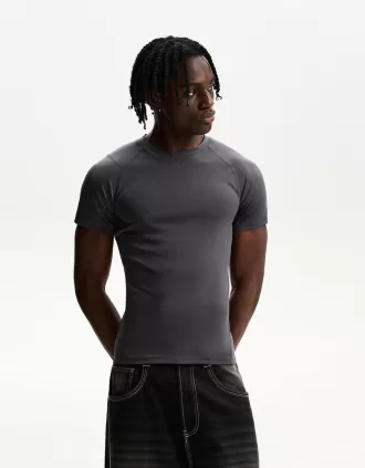 Slim-fit kortärmad T-shirt med sömmar