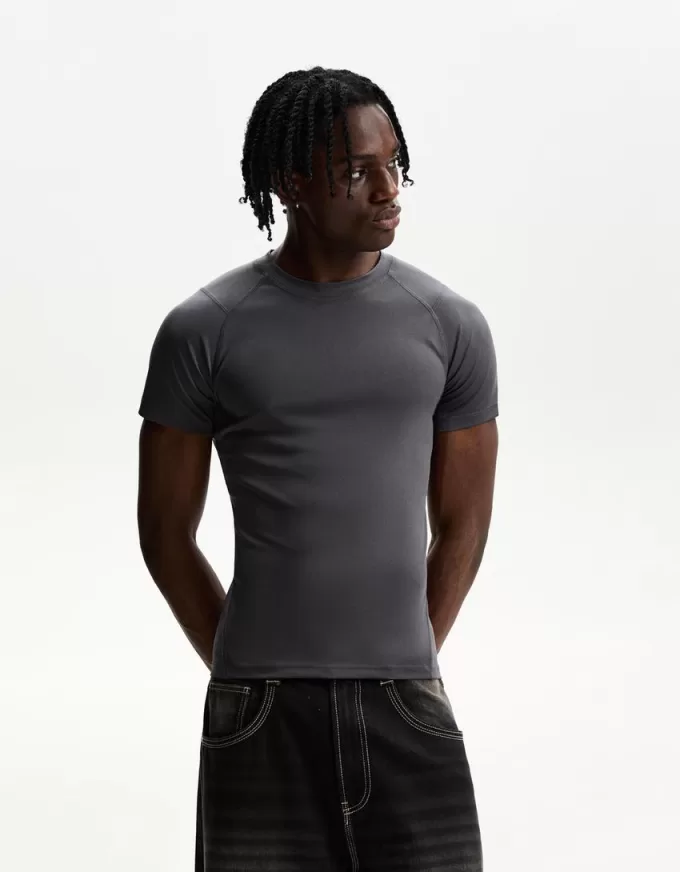 Slim-fit kortärmad T-shirt med sömmar Slim-fit kortärmad T-shirt med sömmar