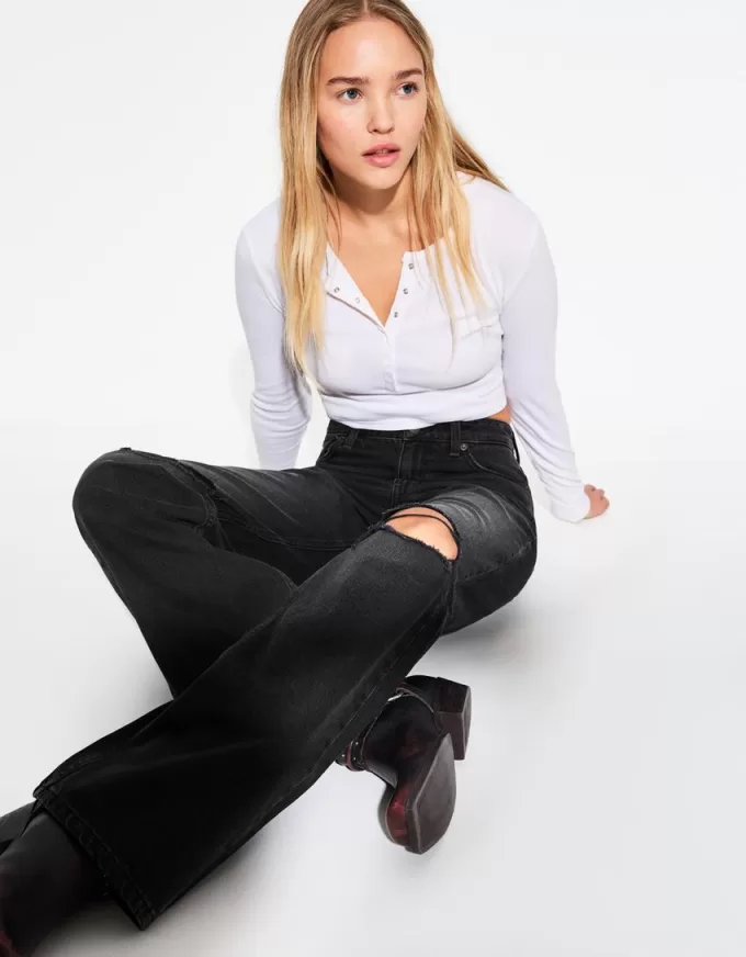 Slitna 90-talsjeans med vida ben Slitna 90-talsjeans med vida ben