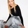 Slitna 90-talsjeans med vida ben Slitna 90-talsjeans med vida ben