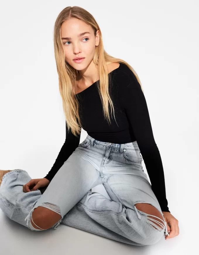 Slitna 90-talsjeans med vida ben Slitna 90-talsjeans med vida ben
