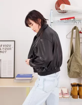 Slitna 90-talsjeans med vida ben