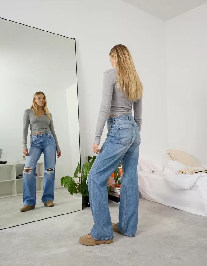 Slitna 90-talsjeans med vida ben Slitna 90-talsjeans med vida ben