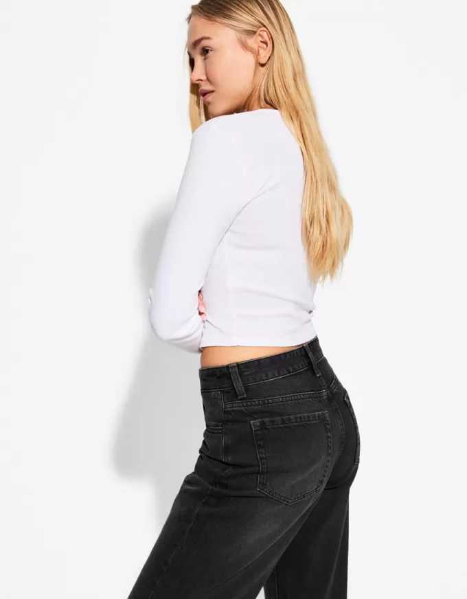 Slitna 90-talsjeans med vida ben Slitna 90-talsjeans med vida ben