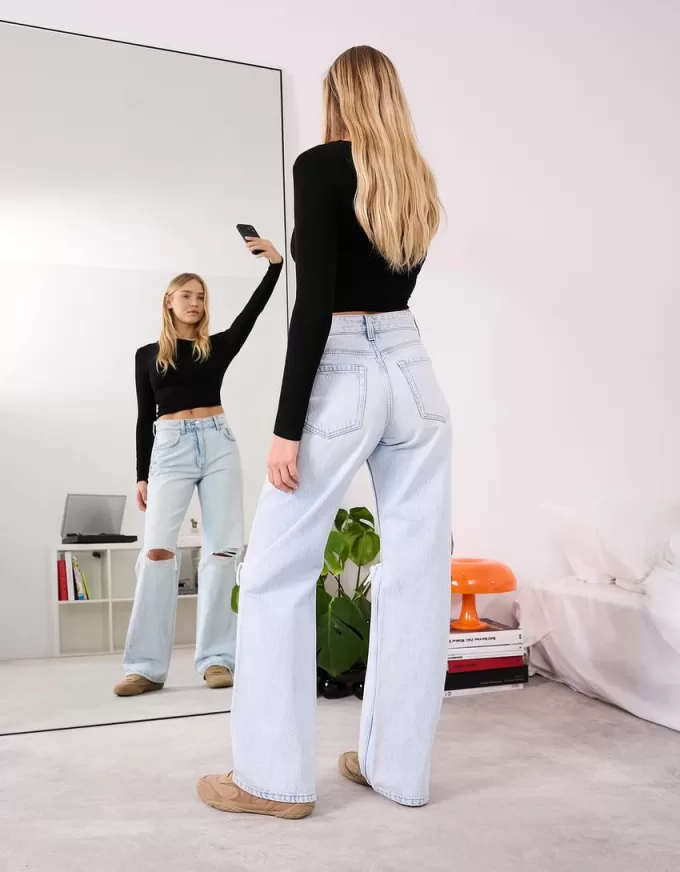 Slitna 90-talsjeans med vida ben Slitna 90-talsjeans med vida ben